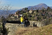 44 Dal Castello di San Vigilio bastione  con vista verso Monte Bastia e Monte Linzone